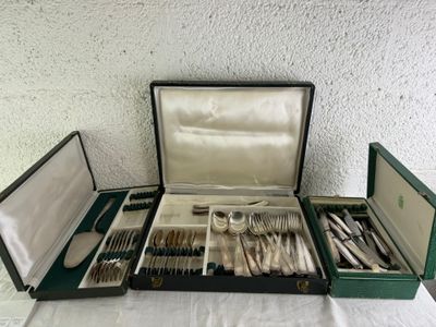 beaucoup d'argenterie dans un coffret sur une table