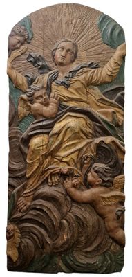 l'image d'une statue représentant une femme tenant un enfant dans ses bras