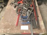 de nombreux outils posés sur une table dans un atelier