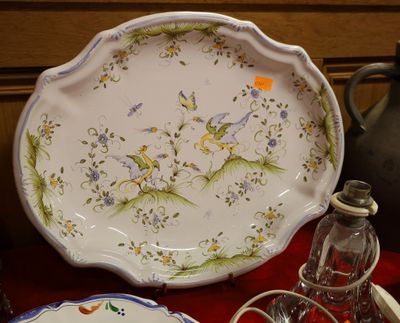une assiette décorée, posée sur une table à côté d'autres assiettes