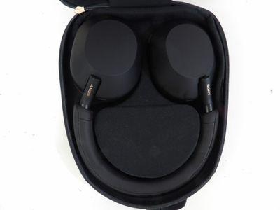 une photo d'un casque audio rangé dans son étui
