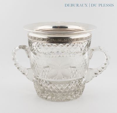 un verre avec un couvercle en argent sur fond blanc