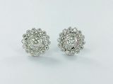 une paire de boucles d'oreilles en diamant sur fond blanc