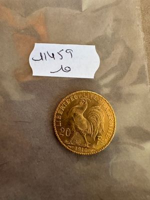 une pièce d'or posée sur un morceau de papier