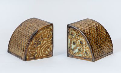 deux œuvres d'art posées sur une surface blanche