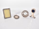 une horloge, un cadre photo et un cadre photo posés sur une table