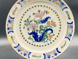 un gros plan d'une assiette décorée de fleurs
