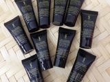 un tas de tubes noirs posés sur un plancher en bois