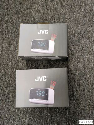 deux boîtes posées par terre sur lesquelles figure une horloge