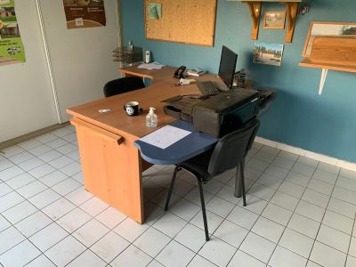 Ensemble soit : - 1 bureau avec retour, en médium