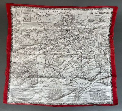 Une vieille carte est accrochée au mur, avec une bordure rouge.