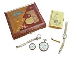une boîte contenant une montre, une montre, une montre et une montre de poche