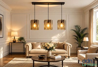 un salon avec un canapé, un fauteuil, une table basse et une lampe