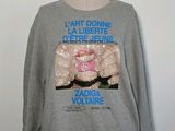 sweat-shirt gris orné d'une image représentant les lèvres d'une femme