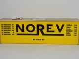 un paquet de cigarettes Norev posé sur une surface blanche