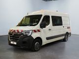 l'image d'une camionnette blanche garée dans un garage