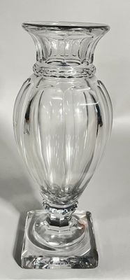 BACCARAT - Vase médicis en cristal taillé. Base carrée. (inf…
