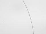 une lampe de table blanche posée sur une surface blanche