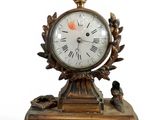 une horloge posée sur une table
