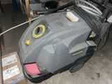 une valise posée sur un chariot dans le garage