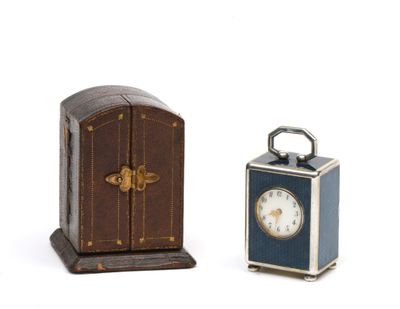deux horloges miniatures posées l'une à côté de l'autre sur une surface blanche
