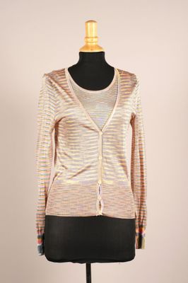 un pull de femme sur un mannequin, un mannequin, un mannequin, un mannequin, un mannequin, un mannequin, un mannequin, un mannequin, un mannequin, un mannequin, un mannequin, un mannequin, un mannequin, un mannequin, un mannequin, un mannequin, un mannequin, un mannequin, un mannequin, un mannequin, un mannequin, un mannequin, un mannequin, un mannequin, un mannequin, un mannequin, un mannequin, un mannequin, un mannequin, un mannequin, un mannequin, un mannequin, un mannequin, un mannequin