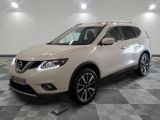 le suv blanc de nissan est garé sur un sol en damier