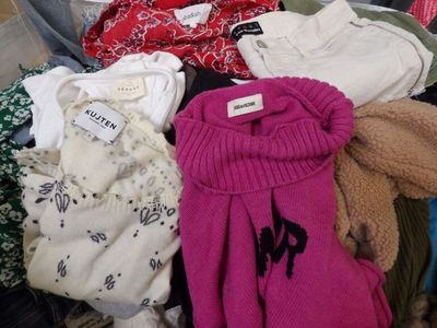 un tas de vêtements et de mitaines posé par terre