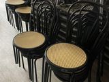 un grand nombre de chaises alignées dans une pièce