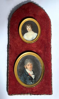 deux portraits miniatures représentant un homme et une femme, dans un écrin rouge
