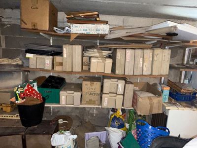 beaucoup de boîtes et de cartons sur les étagères de la pièce