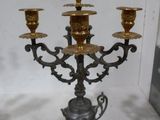 un candélabre en argent et en or surmonté de quatre bougies