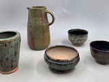 plusieurs types de poteries différentes sur une table