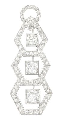 gros plan d'un pendentif en diamant sur fond blanc
