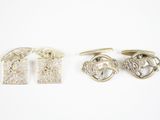 deux paires de bracelets manchette en argent et une paire de bracelets manchette en argent