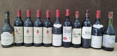 plusieurs bouteilles de vin sont alignées sur une table