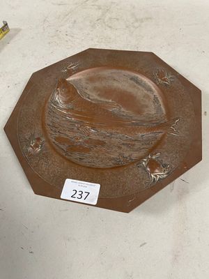 une assiette marron ornée d'un oiseau, posée sur une table