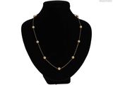 un collier noir orné de perles sur un mannequin noir