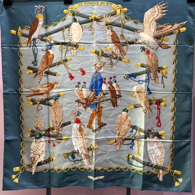 Carré HERMES 100% soie Modèle "Les Oiseaux du Roy" dimension…
