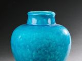un vase bleu posé sur une table