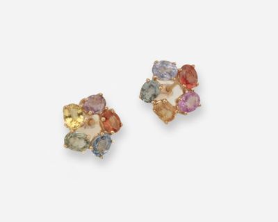 une paire de boucles d'oreilles à clous en pierres multicolores sur fond blanc