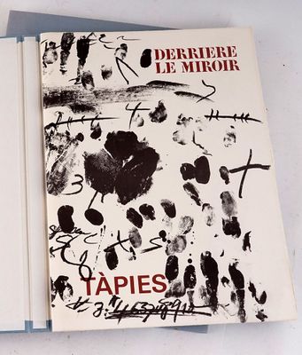 une photo d'un livre sur lequel figure l'image d'un tableau