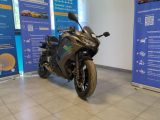 une moto garée dans un showroom