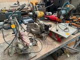 de nombreux outils posés sur un établi
