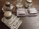 une table sur laquelle se trouvent de nombreux objets en verre