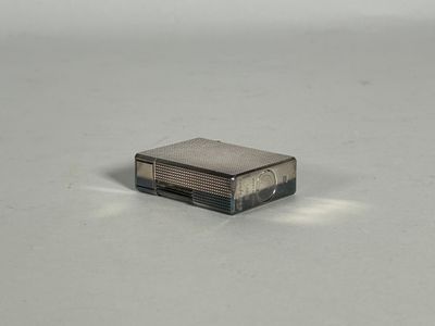 une photo d'une radio miniature posée sur une table