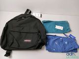 Un sac à dos Eastpak, un pantalon et un t-shirt posés sur une table