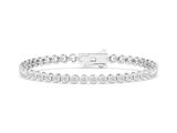 un bracelet en or blanc avec des diamants sur fond blanc