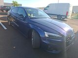 la photo d'une voiture bleue garée dans un parking