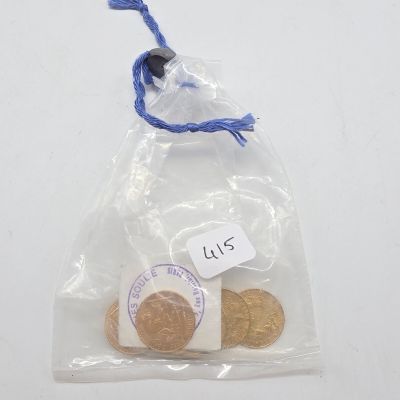 un petit sachet de pièces muni d'une étiquette